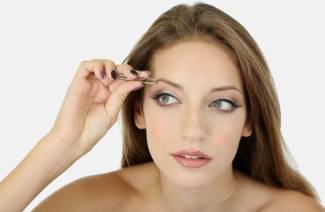 Correction des sourcils à la maison