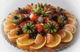 Tallar fruita en una taula festiva