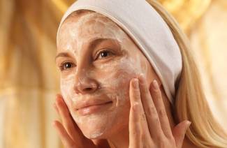 Maschera per il viso fatta di bianco d'uovo e miele