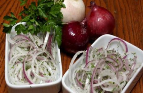How to marinate onions in vinegar