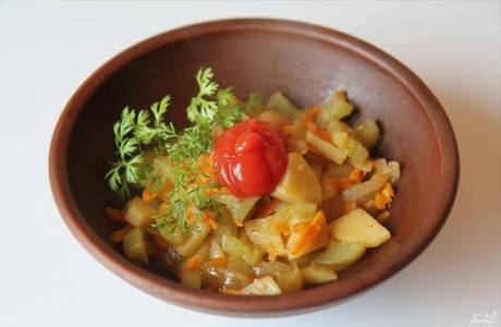 Cukkini és burgonya pörkölt egy lassú tűzhelyen