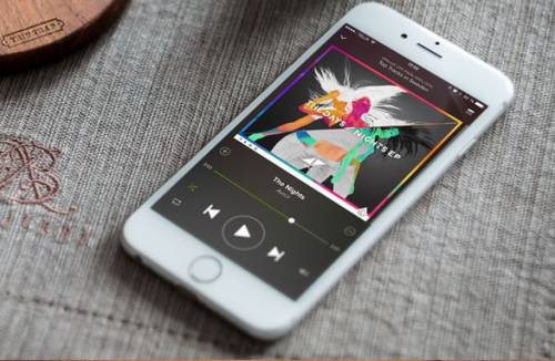 كيفية رمي الموسيقى من جهاز كمبيوتر على iPhone
