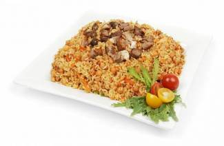 Pilaf em uma panela com frango