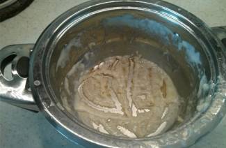 Kuinka pestä pannu poltetusta puurosta