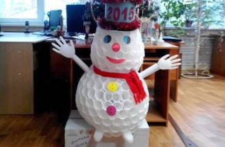 Sniegavīrs no plastmasas krūzes