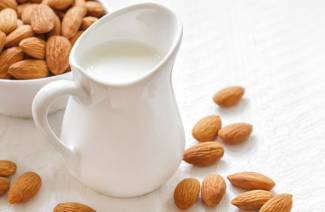 Latte di mandorle