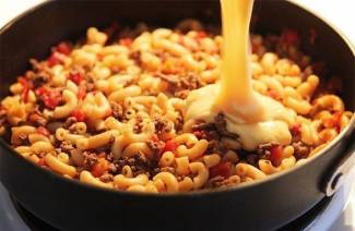 Macarrão picado em uma panela