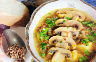 حساء الفطر مصنوع من الفطر الطازج