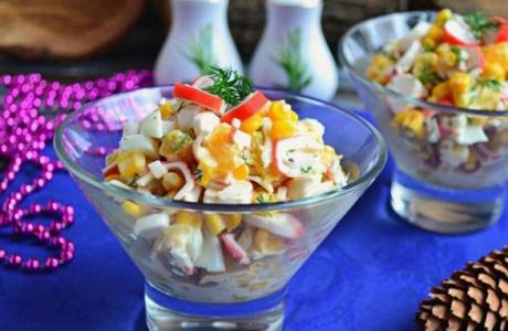 Ensalada con palitos de naranja y cangrejo