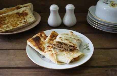 Lavash bánh nướng với thịt băm
