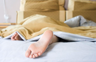 Est-il possible de dormir avec mes pieds à la porte