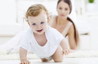 Quand le bébé commence à ramper