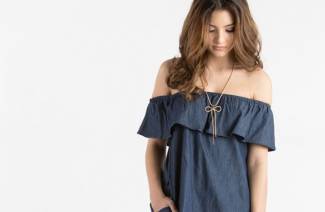 Robe à volants sur les épaules