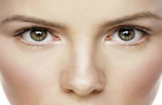 La peau autour des yeux est squameuse