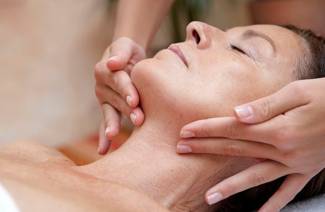 Massage du cou pour les rides