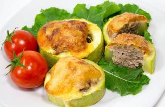 Zucchini cu carne tocată într-o tigaie