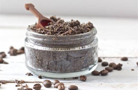 Scrub ai fondi di caffè
