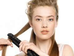 Come avvolgere i capelli con un ferro da stiro