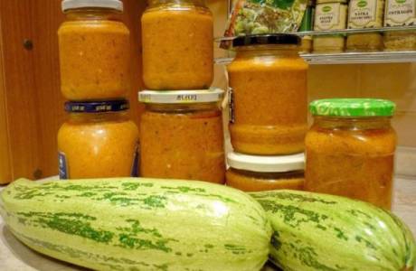 Caviar de courgettes à la mayonnaise et à la pâte de tomates pour l'hiver