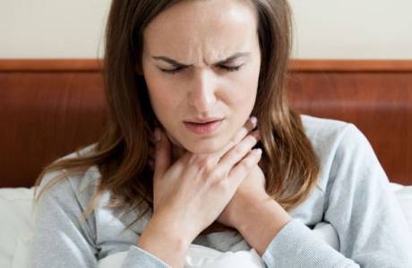 Síntomas y tratamiento de la laringitis en adultos.