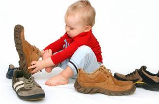 Maßraster von Kinderschuhen