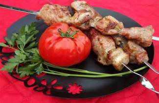 Shish kebab sur une eau minérale