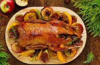 Pato com maçãs no forno