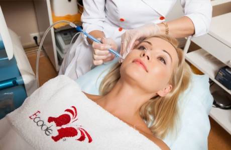 Fiatalítás gáz-folyadék peelingtel