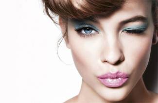 Maquillage pour les yeux bleu-gris