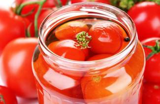 Tomates salées pour l'hiver dans les banques