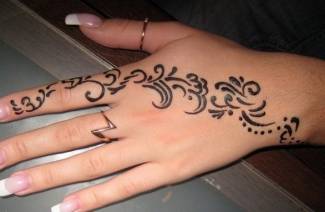Tatuagem de mão para meninas