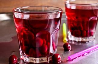 Compote de cerises à l'étouffée pour l'hiver