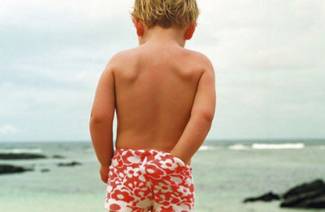 L'enfant démange dans l'anus