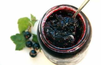 Currant jam through a meat grinder