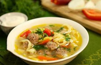 Sopa de almôndega e aletria
