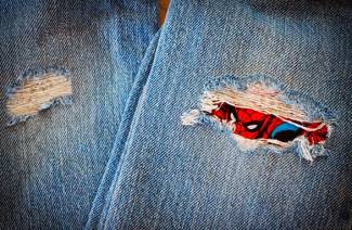 Comment masquer un trou dans un jean