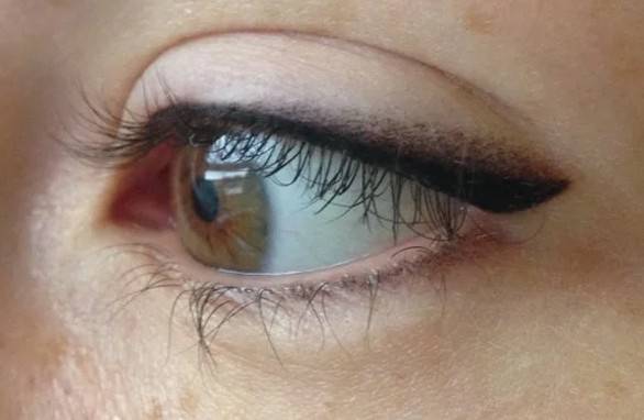 Tatouage des yeux en plumes