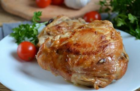Yavaş bir tencere içinde tavuk uyluk