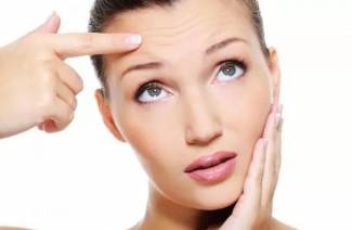 Points blancs sur le visage