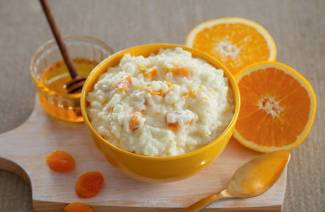 Mingau de arroz no fogão lento