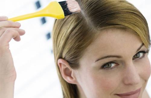 Cómo pintar canas sobre cabello rubio