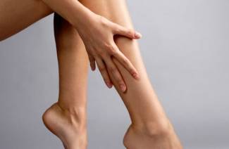 Douleur aux jambes du genou au pied