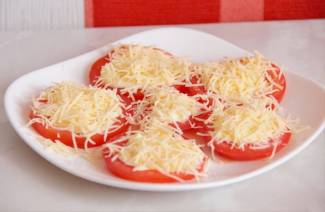 Tomates con queso y ajo