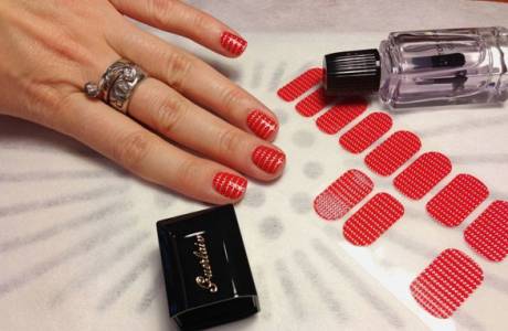 Come incollare correttamente adesivi ad acqua e nail art sulle unghie