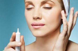 Flaxseed oil for the skin around the eyes