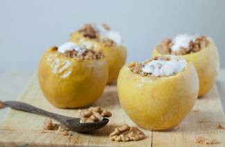 Manzanas al horno en una olla de cocción lenta