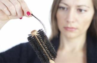 Que faire si les cheveux tombent après l'accouchement