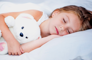 Il bambino digrigna i denti nel sonno