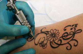 Come prendersi cura di un tatuaggio