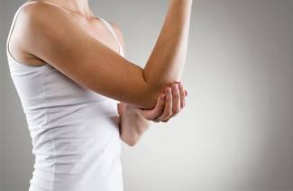 Comment se débarrasser des taches brunes sur les coudes
